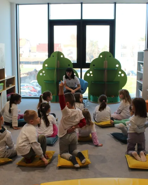 Osim &scaron;to čitanje razvija jezične sposobnosti, ujedno smanjuje stres, razvija empatiju i pomaže stvaranja samostalnosti u razmi&scaron;ljanju pa je Vukovarsko-srijemska županija i ove godina u suradnji s Gradskom knjižnicom i čitaonicom Vinkovci organizira Festival dječje knjige koji kroz susrete s autorima i raznovrstan program ističe važnost čitanja u razvoju djece te potiče ljubav prema knjizi od najranije dobi.