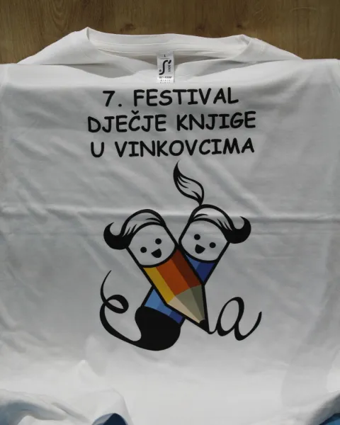 Osim &scaron;to čitanje razvija jezične sposobnosti, ujedno smanjuje stres, razvija empatiju i pomaže stvaranja samostalnosti u razmi&scaron;ljanju pa je Vukovarsko-srijemska županija i ove godina u suradnji s Gradskom knjižnicom i čitaonicom Vinkovci organizira Festival dječje knjige koji kroz susrete s autorima i raznovrstan program ističe važnost čitanja u razvoju djece te potiče ljubav prema knjizi od najranije dobi.