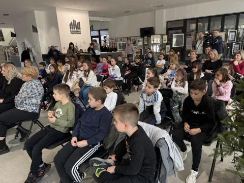 Osim &scaron;to čitanje razvija jezične sposobnosti, ujedno smanjuje stres, razvija empatiju i pomaže stvaranja samostalnosti u razmi&scaron;ljanju pa je Vukovarsko-srijemska županija i ove godina u suradnji s Gradskom knjižnicom i čitaonicom Vinkovci organizira Festival dječje knjige koji kroz susrete s autorima i raznovrstan program ističe važnost čitanja u razvoju djece te potiče ljubav prema knjizi od najranije dobi.