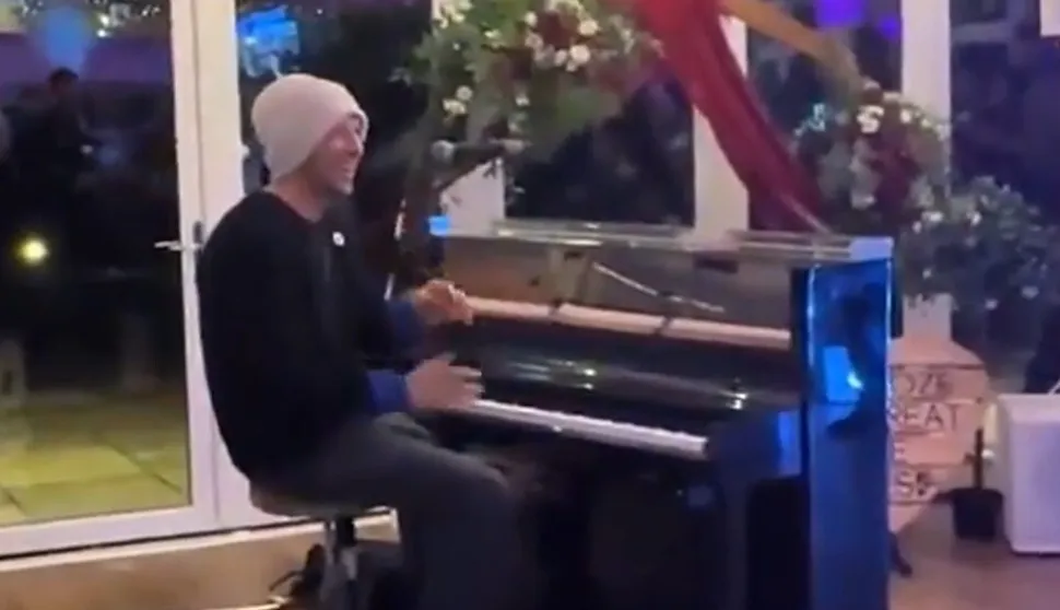 Chris Martin na svadbi