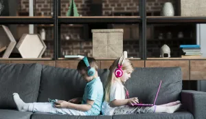 Djeca, prema zadnjim istraživanjima, pred ekranima dnevno provode i do &scaron;est i pol sati,internet digital ovisnost računalo kompjutor ilustracija freepik