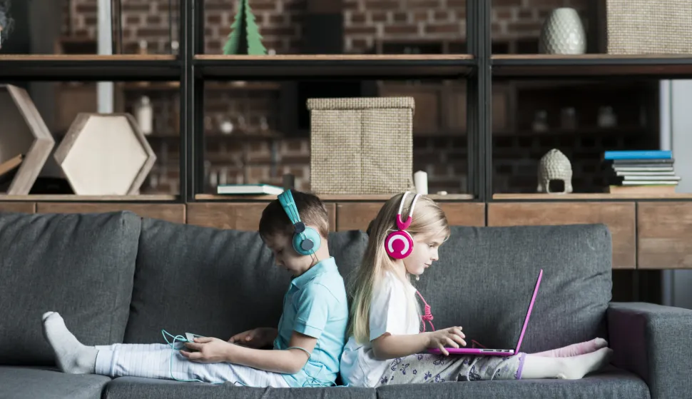 Djeca, prema zadnjim istraživanjima, pred ekranima dnevno provode i do &scaron;est i pol sati,internet digital ovisnost računalo kompjutor ilustracija freepik