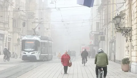 Osijek, 10. 11. 2025., Trg A. Starčevića, slobodnjaci, slobodnjak, jesen; magla; maglovito jutro u centruSNIMIO BRUNO JOBST