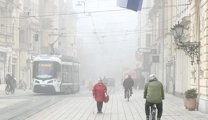 Osijek, 10. 11. 2025., Trg A. Starčevića, slobodnjaci, slobodnjak, jesen; magla; maglovito jutro u centruSNIMIO BRUNO JOBST