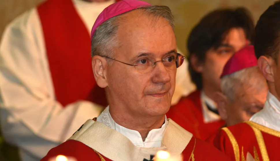 Kra&scaron;ić, 29.11.2025. - Tijekom poslijepodneva danas su u Kra&scaron;ić iz Zagreba stigle relikvije bl. Alojzija Stepinca, koje su u prisustvu i uz blagoslov zagrebačkog nadbiskupa Dražena Kutle&scaron;e položene u crkvi Presvetoga Trojstva. Uz mno&scaron;tvo vjernika tom su svečanom činu prisustvovali i izaslanik predsjednika Vlade RH - ministar vanjskih poslova Gordan Grlić Radman i saborska zastupnica Marijana Petir. Na fotografiji nadbiskup Dražen Kutle&scaron;a.foto HINA/ Mladen VOLARIĆ/ mv