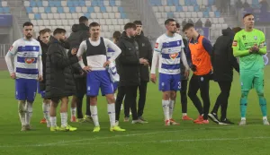 Osijek, 20. 12. 2025, Opus Arena, nogomet, Osijek - Slaven Belupo, SupeSport HNL 25/26. Igrači nakon utakmice.snimio GOJKO MITIĆ