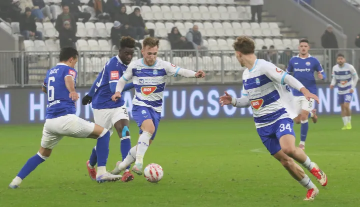 Osijek, 20. 12. 2025, Opus Arena, nogomet, Osijek - Slaven Belupo, SupeSport HNL 25/26. Nail Omerović (11) i Anton Matković (34).snimio GOJKO MITIĆ