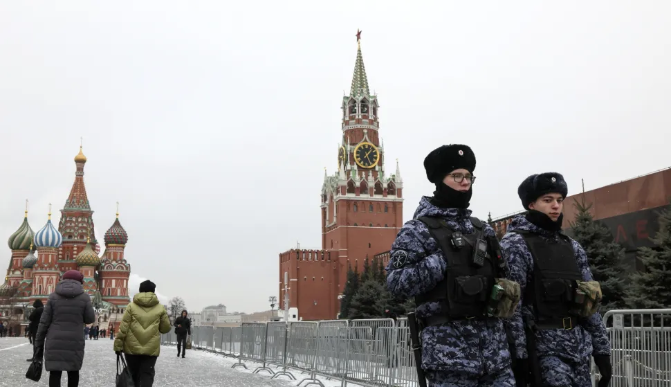 epa11892748 Russian police patrol in front of the Moscow Kremlin on Red Square in Moscow, Russia, 13 February 2025. Russia has begun preparing a negotiating group to organize a meeting between the presidents of Russia and the United States, Russian presidential press secretary Dmitry Peskov said. The day before, Putin and Trump had a telephone conversation. EPA/MAXIM SHIPENKOV