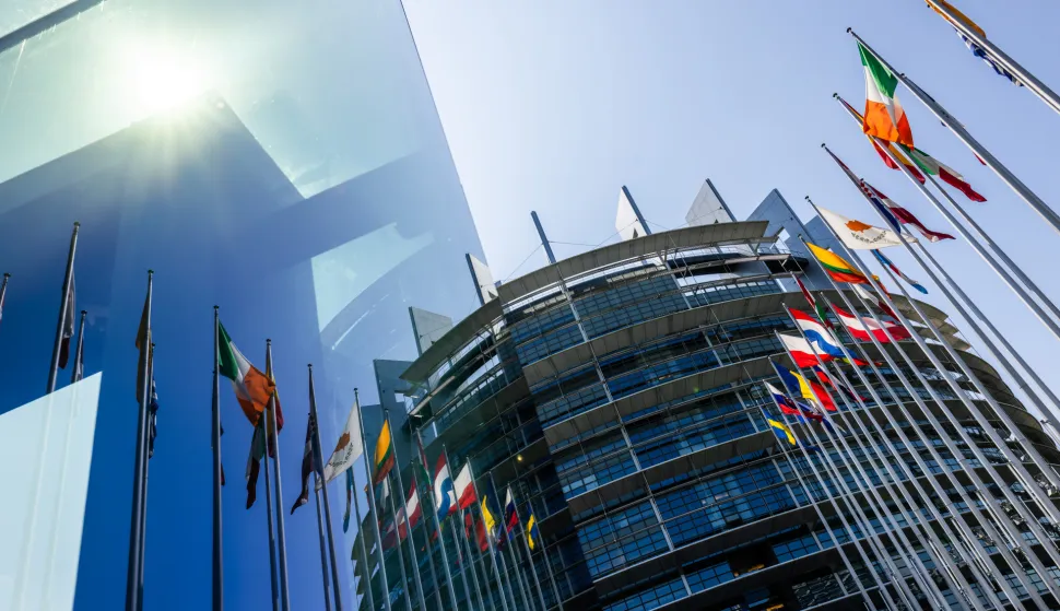 17 June 2025, France, Stra?burg: The flags of the European Union and some of its member states fly in front of the European Parliament. Among other things, MEPs are to discuss and vote on new rules to protect children from sexual abuse. Also on the agenda is a debate on relations with Israel and a revision of EU air passenger rights as well as a Commission report on the rule of law. The extension of a freight transport agreement with Ukraine is also to be voted on. The King of Jordan is due to speak in Parliament at around midday. Photo: Philipp von Ditfurth/dpa Photo: Philipp von Ditfurth/DPA