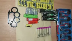 ZAGREB, 21. prosinca 2025. (Hina) - Policija je oduzela zabranjenu pirotehniku maloljetnicima na području Novog Zagreba, a protiv trojice maloljetnika bit će podnesen optužni prijedlog nadležnom prekr&scaron;ajnom sudu, izvijestila je u nedjelju Policijska uprava zagrebačka (PUZ).