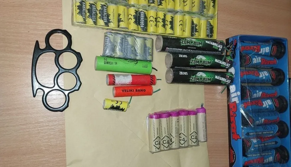 ZAGREB, 21. prosinca 2025. (Hina) - Policija je oduzela zabranjenu pirotehniku maloljetnicima na području Novog Zagreba, a protiv trojice maloljetnika bit će podnesen optužni prijedlog nadležnom prekr&scaron;ajnom sudu, izvijestila je u nedjelju Policijska uprava zagrebačka (PUZ).