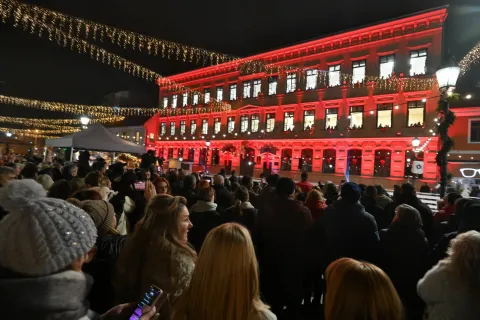 Vinkovci, 21.12.2025. - Tradicionalni "Bo?i?ni koncert s prozora Gimnazije". Ovaj jedinstveni koncert izvodi se s prozora Gimnazije Matije Antuna Reljkovi?a, a nastupaju mladi glazbenici ? u?enici, biv?i u?enici i ansambli iz Glazbene ?kole Josipa Runjanina uz podr?ku profesora i dirigenta. foto HINA/ Gordan Pani?/ gp