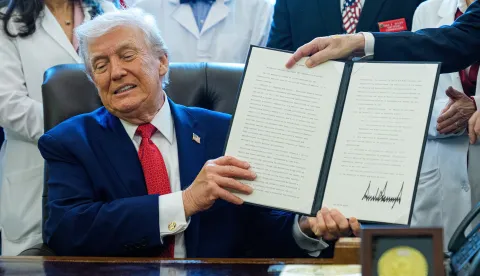 epa12601477 US President Donald J Trump displays an executive order to reschedule marijuana from Schedule I to Schedule III as a controlled substance with recognized medical uses with Howard Kessler, founder of the Commonwealth Project, in the Oval Office of the White House in Washington, DC, USA, 18 December 2025. EPA/AARON SCHWARTZ/POOL