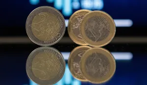 Zagreb, 22.02.2023 - Prvi put, u Hrvatskoj u srijedu je u 8 sati počeo upis državnih obveznica namijenjenih građanima, tzv. narodnih obveznica, minimalni ulog je 500 eura, a minimalna kamatna stopa koja će se obračunavati je 3,25 posto godi&scaron;nje.Ilustracija, kovanica, graf, inflacija, euro, bdp, obveznica.foto HINA/ Damir SENČAR/ ds