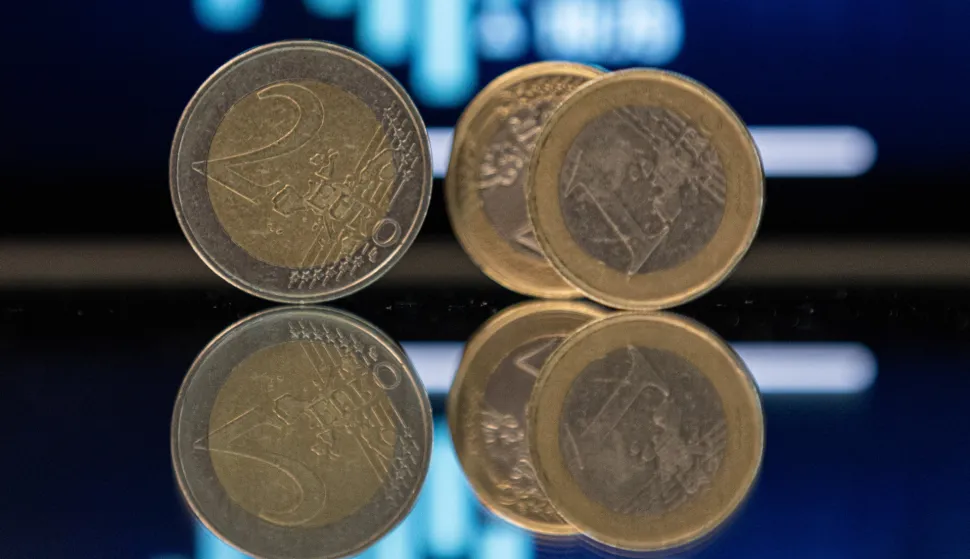 Zagreb, 22.02.2023 - Prvi put, u Hrvatskoj u srijedu je u 8 sati počeo upis državnih obveznica namijenjenih građanima, tzv. narodnih obveznica, minimalni ulog je 500 eura, a minimalna kamatna stopa koja će se obračunavati je 3,25 posto godi&scaron;nje.Ilustracija, kovanica, graf, inflacija, euro, bdp, obveznica.foto HINA/ Damir SENČAR/ ds