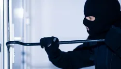 Maloljetnik provaljivao u objekte u Vukovarsko-srijemskoj županiji. provala, provalnik, ilustracija