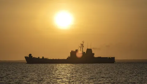 epa12598844 A Navy patrol ship is seen from the Lake Maracaibo boardwalk in Maracaibo, Venezuela, 17 December 2025. The national oil company Petroleos de Venezuela (PDVSA) says exports of crude oil and its derivatives are proceeding normally after the United States ordered a total blockade of all sanctioned oil tankers entering and leaving the country. EPA/Henry Chirinos
