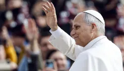 epa12597833 Pope Leo XIV waves to the faithful as he arrives to lead his weekly General Audience in Saint Peter's Square, Vatican City, 17 December 2025. EPA/ANGELO CARCONI