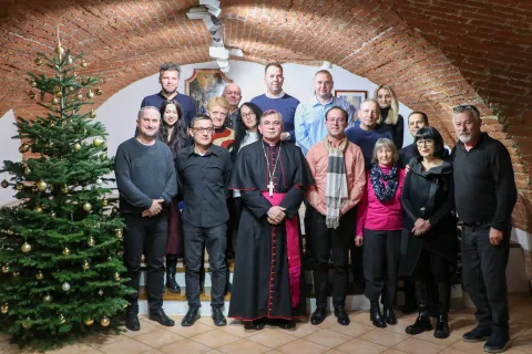 "Želja mi je zajedno s vama razmatrati dubine otajstva utjelovljenja Sina Božjega &ndash;njegova silaska u na&scaron;u ljudsku povijest, njegove blizine i ljubavi prema nama koja svakoga odnas i danas poziva da joj otvorimo vrata svoga srca i svojega doma. Božja ljubav uvijekiznova rasvjetljuje na&scaron; vjernički život te izgrađuje na&scaron;e obiteljsko, župno, biskupijsko inarodno zajedni&scaron;tvo potičući nas da na božansku ljubav uvijek odgovaramo na&scaron;om ljudskomdjelatnom ljubavlju." &ndash; poručio pože&scaron;ki biskup Ivo Martinović