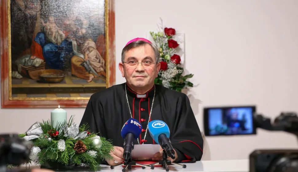 "Želja mi je zajedno s vama razmatrati dubine otajstva utjelovljenja Sina Božjega &ndash;njegova silaska u na&scaron;u ljudsku povijest, njegove blizine i ljubavi prema nama koja svakoga odnas i danas poziva da joj otvorimo vrata svoga srca i svojega doma. Božja ljubav uvijekiznova rasvjetljuje na&scaron; vjernički život te izgrađuje na&scaron;e obiteljsko, župno, biskupijsko inarodno zajedni&scaron;tvo potičući nas da na božansku ljubav uvijek odgovaramo na&scaron;om ljudskomdjelatnom ljubavlju." &ndash; poručio pože&scaron;ki biskup Ivo Martinović