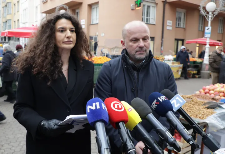 Zagreb, 22.12.2025.- Nezavisni hrvatski sindikati održali su konferenciju za medije s temom "Blagdanska potro&scaron;ačka ko&scaron;arica za 2025. za tročlanu obitelj za Božić i Novu godinu". Na fotografiji Izabela Delfa Mi&scaron;ić, Dražen Jović.foto HINA/ Admir BULJUBA&Scaron;IĆ/ abu