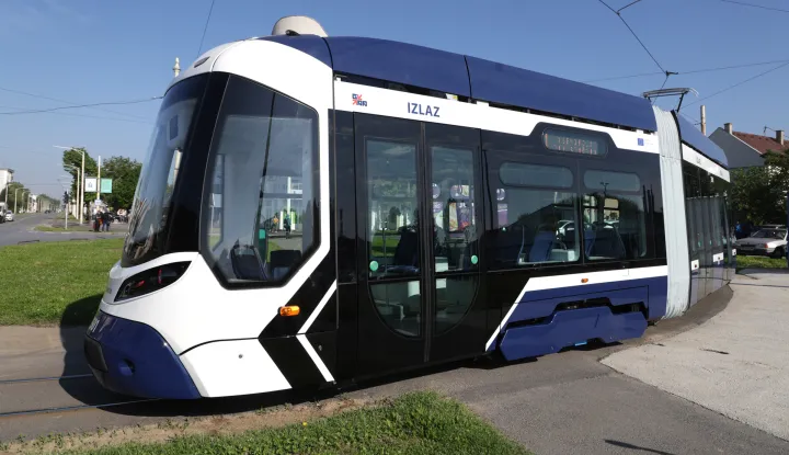 Osijek, 30. 04. 2025., Zeleno polje, prva vožnja, tramvaj, niskopodni tramvaj, putniciSNIMIO BRUNO JOBST