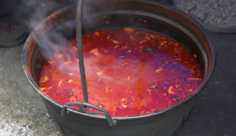 Osijek, 24. 12. 2024., Tvrđa, Stara pekara, fi&scaron; s građanima, podjela fi&scaron;a, Badnjak, fi&scaron; paprika&scaron; - ilustracija SNIMIO BRUNO JOBST