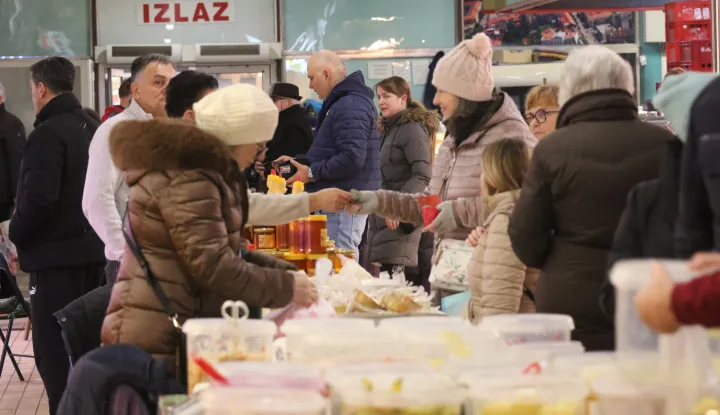 Osijek, 18. 01. 2025, Zimska, maglovita i hladna subota u gradu. Tržnica na Gajevom trgu, Zimska luka, Kapucinska i Trg slobode. snimio GOJKO MITIĆ