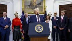 epa12603861 US President Donald Trump, with pharmaceutical executives, delivers remarks on lowering the prices of drugs and pharmaceuticals during an announcement in the Roosevelt Room of the White House in Washington, DC, USA, 19 December 2025. EPA/WILL OLIVER/POOL
