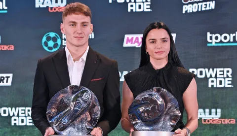 Opatija, 22.12.2025.- Ofenzivni veznjak Rijeke Toni Fruk progla?en je najboljim igra?em godine u 23. izboru "Kapetani biraju" tportala na sve?anosti koja je odr?ana u Amadria Park hotelu Royal u Opatiji. Naslov najboljeg igra?a SuperSport Hrvatske nogometne lige Fruk je osvojio sa 32 boda vi?e od drugoplasiranog napada?a Hajduka Marka Livaje, prethodnog pobjednika. Osim najboljeg nogometa?a, za 2025. nagra?ena je najbolja nogometa?ica, koju su birale kapetanice sedam ekipa Magenta lige, a pobjednica je Jasna ?okovi?. Na slici Toni Fruk i Jasna ?okovi?. foto HINA/ Miljenko KLEPAC/ ua