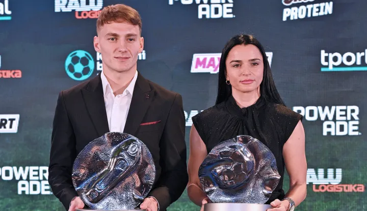 Opatija, 22.12.2025.- Ofenzivni veznjak Rijeke Toni Fruk progla?en je najboljim igra?em godine u 23. izboru "Kapetani biraju" tportala na sve?anosti koja je odr?ana u Amadria Park hotelu Royal u Opatiji. Naslov najboljeg igra?a SuperSport Hrvatske nogometne lige Fruk je osvojio sa 32 boda vi?e od drugoplasiranog napada?a Hajduka Marka Livaje, prethodnog pobjednika. Osim najboljeg nogometa?a, za 2025. nagra?ena je najbolja nogometa?ica, koju su birale kapetanice sedam ekipa Magenta lige, a pobjednica je Jasna ?okovi?. Na slici Toni Fruk i Jasna ?okovi?. foto HINA/ Miljenko KLEPAC/ ua