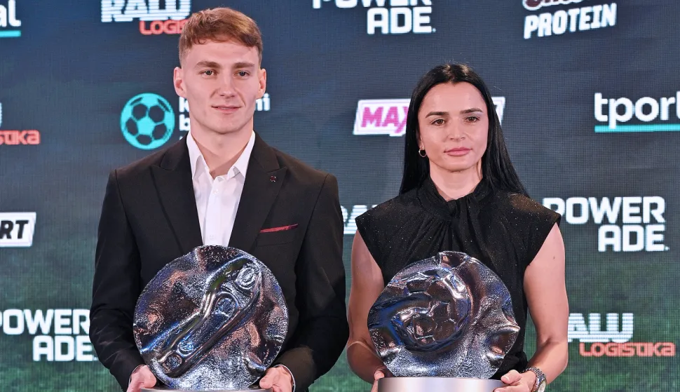 Opatija, 22.12.2025.- Ofenzivni veznjak Rijeke Toni Fruk progla?en je najboljim igra?em godine u 23. izboru "Kapetani biraju" tportala na sve?anosti koja je odr?ana u Amadria Park hotelu Royal u Opatiji. Naslov najboljeg igra?a SuperSport Hrvatske nogometne lige Fruk je osvojio sa 32 boda vi?e od drugoplasiranog napada?a Hajduka Marka Livaje, prethodnog pobjednika. Osim najboljeg nogometa?a, za 2025. nagra?ena je najbolja nogometa?ica, koju su birale kapetanice sedam ekipa Magenta lige, a pobjednica je Jasna ?okovi?. Na slici Toni Fruk i Jasna ?okovi?. foto HINA/ Miljenko KLEPAC/ ua