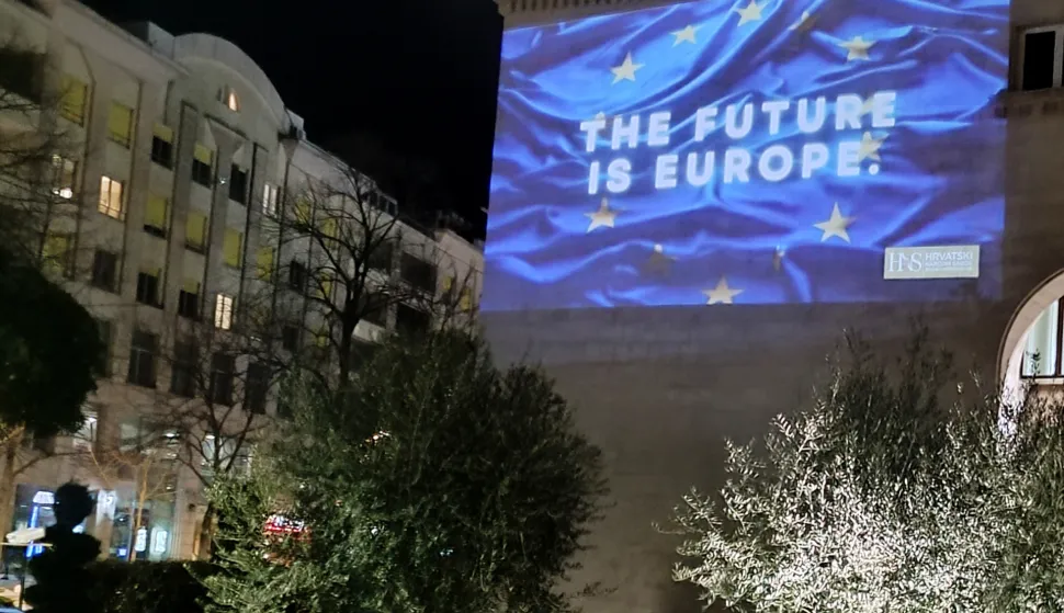 Mostar, 21.03.2024. - Hrvatski narodni sabor BiH pozdravio otvaranje pregovora s BiH. Osvijetljen je Hrvatski dom hercega Stjepana Kosače sa zastavom EU na kojoj pi&scaron;e 'Budućnost je Europa'. foto HINA/ Zoran Kre&scaron;ić/ ml