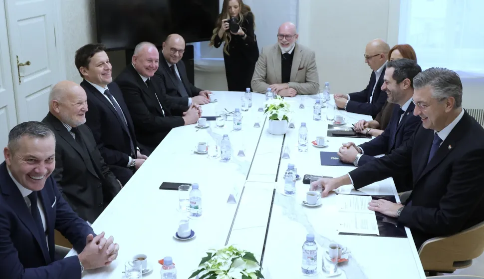 Zagreb.23.12.2025.- Predsjednik Vlade Andrej Plenković primio je predsjednika Hrvatskog olimpijskog odbora Zlatka Mate&scaron;u i predstavnike nacionalnih loptačkih sportskih saveza, predsjednika Hrvatskog nogometnog saveza Marijana Kustića, predsjednika Hrvatskog odbojka&scaron;kog saveza Franu Žanića, predsjednika Hrvatskog ko&scaron;arka&scaron;kog saveza Nikolu Rukavinu, predsjednika Hrvatskog rukometnog saveza Tomislava Grahovca, predsjednika Hrvatskog vaterpolskog saveza Mladena Drnasina i izvr&scaron;nog dopredsjednika Hrvatskog vaterpolskog saveza Pericu Bukića.Foto HINA/Tomislav Pavlek/ tp