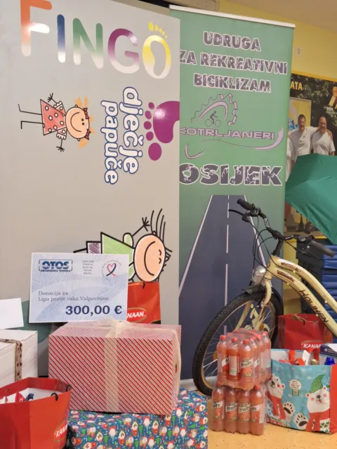 U prostorijama OTOS-a Osijek održano je darivanje naziva "Božić prije Božića", u organizaciji URB-a Kotrljaneri i OTOS-a Osijek. prosinac 2025.