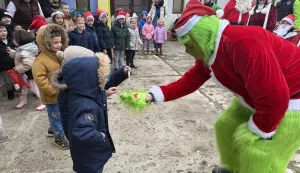 VINKOVCIVeć puna dva desetljeća članovi Moto kluba Vinkovci koji dan uoči Božića okupljaju se u Zvonimirovoj ulici ispred trgovine Ines, ali ne u kožnim odijelima, već u kostimima Djeda Božićnjaka, Bake Mrazica i vilenjaka, a nađe se i pokoji Grinch - postaju Motomrazovi, a sve kako bi donijeli osmijehe, toplinu i radost u vrtiće, ustanove i domove s djecom po cijelom gradu.2025.