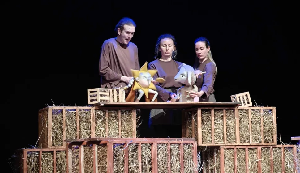 Personalizirani darovi i predstava za djecu iz udomiteljskih obitelji