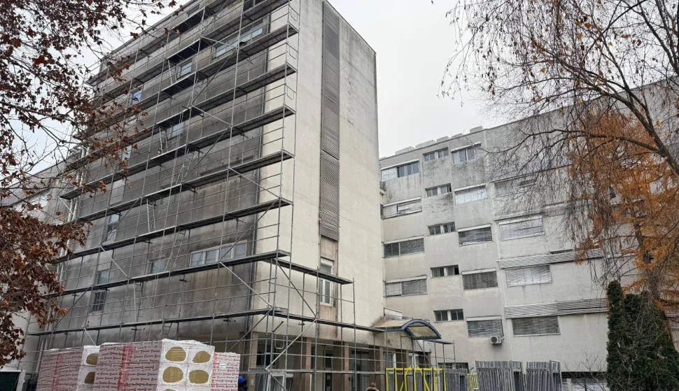 Kako napreduju radovi na energetskoj obnovi Opće županijske bolnice Vinkovci, ali i kakvi su planovi u novim financijskim ulaganjima u zdravstvenu opremu, osvjedočili su se župan Ivan Bosančić i gradonačelnik Josip Romić sa suradnicima.