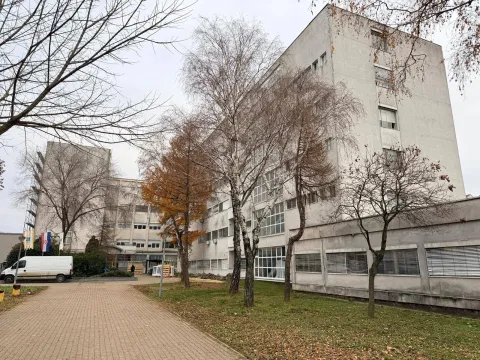 Kako napreduju radovi na energetskoj obnovi Opće županijske bolnice Vinkovci, ali i kakvi su planovi u novim financijskim ulaganjima u zdravstvenu opremu, osvjedočili su se župan Ivan Bosančić i gradonačelnik Josip Romić sa suradnicima.