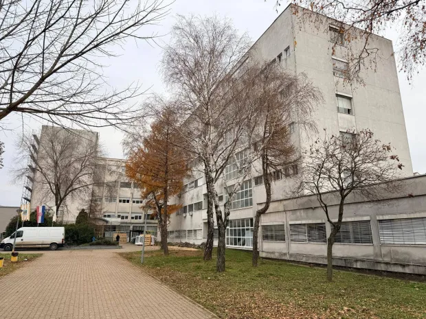 Kako napreduju radovi na energetskoj obnovi Opće županijske bolnice Vinkovci, ali i kakvi su planovi u novim financijskim ulaganjima u zdravstvenu opremu, osvjedočili su se župan Ivan Bosančić i gradonačelnik Josip Romić sa suradnicima.