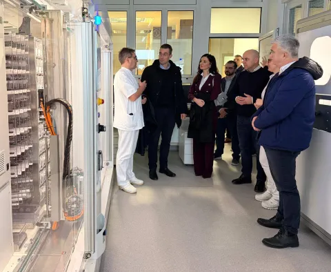Kako napreduju radovi na energetskoj obnovi Opće županijske bolnice Vinkovci, ali i kakvi su planovi u novim financijskim ulaganjima u zdravstvenu opremu, osvjedočili su se župan Ivan Bosančić i gradonačelnik Josip Romić sa suradnicima.
