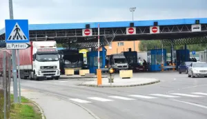 25.09.2015., Slavonski Brod - Zbog situacije na granicnom prijelazu Bajakovo i ostalima prema Srbiji sve je vise kamiona na granicnom prijelazu prema BiH u Slavonskom Brodu jer vozaci traze alternativne pravce. Photo: Ivica Galovic/PIXSELL------2 stupca colornovosti