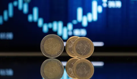 Zagreb, 22.02.2023 - Prvi put, u Hrvatskoj u srijedu je u 8 sati počeo upis državnih obveznica namijenjenih građanima, tzv. narodnih obveznica, minimalni ulog je 500 eura, a minimalna kamatna stopa koja će se obračunavati je 3,25 posto godi&scaron;nje.Ilustracija, kovanica, graf, inflacija, euro, bdp, obveznica.foto HINA/ Damir SENČAR/ ds