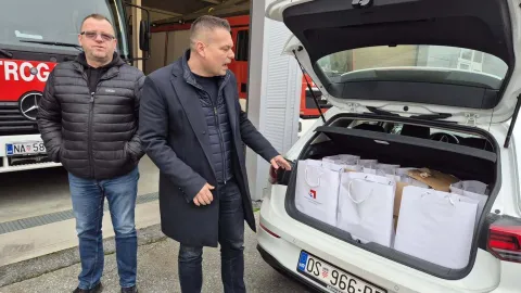 Sirene i intervencije dio su svakodnevice Javne vatrogasne postrojbe Na&scaron;ice, no protekla godina ostat će zapamćena po jednoj posebno lijepoj i nesvakida&scaron;njoj statistici.Umjesto brojanja izlazaka na teren, u ovoj se postrojbi posljednjih mjeseci s ponosom broje-novorođene bebe. U razdoblju od 11 mjeseci čak sedam na&scaron;ičkih vatrogasaca postalo je očevima, a njihove su obitelji bogatije za osam beba, među kojima su i jedne blizanke.