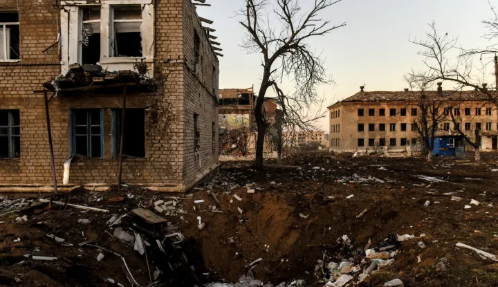 epa10434320 A shelling crater in Siversk, Donetsk region, eastern Ukraine, 27 January 2023. Ukrainian authorities ask people to evacuate from the frontline territories as there is no working infrastructure such as electricity, heating, water or gas left. Those who remain mostly spend their time in shelters, basements of residential buildings, due to the risk to die in Russian shelling. Russian troops entered Ukraine teritory on 24 February 2022, starting an armed conflict that has provoked destruction and a humanitarian crisis. EPA/OLEG PETRASYUK