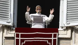 epa12607072 Pope Leo XIV leads the Angelus prayer, the traditional Sunday prayer, from the window of his office overlooking Saint Peter's Square, Vatican City, 21 December 2025. EPA/ANGELO CARCONI