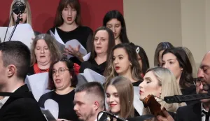 POŽEGA &ndash; Poznata pjesma "U to vrijeme godi&scaron;ta" u moćnoj i svečanoj izvedbi soprana Ane Ticl uz Tambura&scaron;ku filharmoniju i Mje&scaron;oviti zbor Glazbe &scaron;kole Požega u zavr&scaron;nici izvrsnog i bogatog božićnog koncerta ostat će doista dugo u raspoloženju publike u za nju premaloj koncertnoj dvorani, premalenoj za sve one ljubitelje glazbe koji su željeli čuti ponajbolje izvedbe pože&scaron;kih glazbenih snaga.