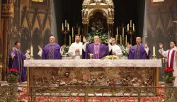 ZAGREB, 24. prosinca 2025. (Hina) - Na misi zornici u srijedu na Badnjak, blagoslovljena je Zagrebačka katedrala, bila je to prva misa u obnovljenoj katedrali nakon potresa 2020. a euharistijsko slavlje predvodio je zagrebački pomoćni biskup mons. Mijo Gorski.