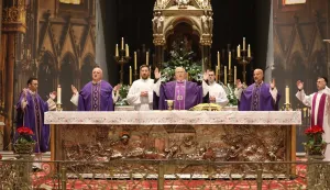 ZAGREB, 24. prosinca 2025. (Hina) - Na misi zornici u srijedu na Badnjak, blagoslovljena je Zagrebačka katedrala, bila je to prva misa u obnovljenoj katedrali nakon potresa 2020. a euharistijsko slavlje predvodio je zagrebački pomoćni biskup mons. Mijo Gorski.