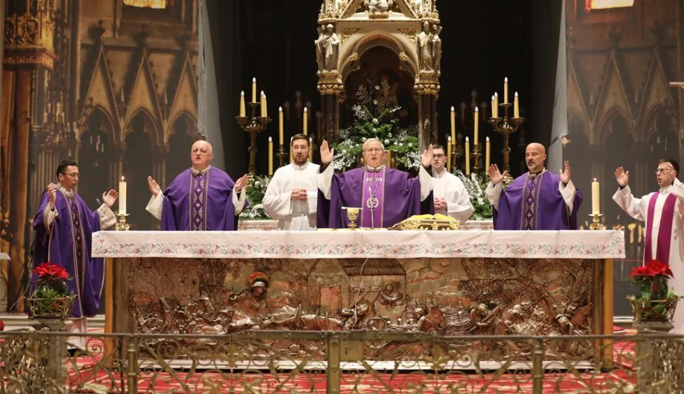 ZAGREB, 24. prosinca 2025. (Hina) - Na misi zornici u srijedu na Badnjak, blagoslovljena je Zagrebačka katedrala, bila je to prva misa u obnovljenoj katedrali nakon potresa 2020. a euharistijsko slavlje predvodio je zagrebački pomoćni biskup mons. Mijo Gorski.